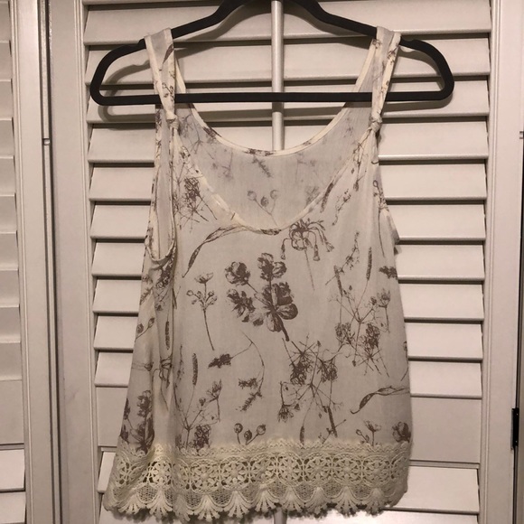 NWOT - Hem & Thread Top. Crochet along bottom - Picture 6 of 8